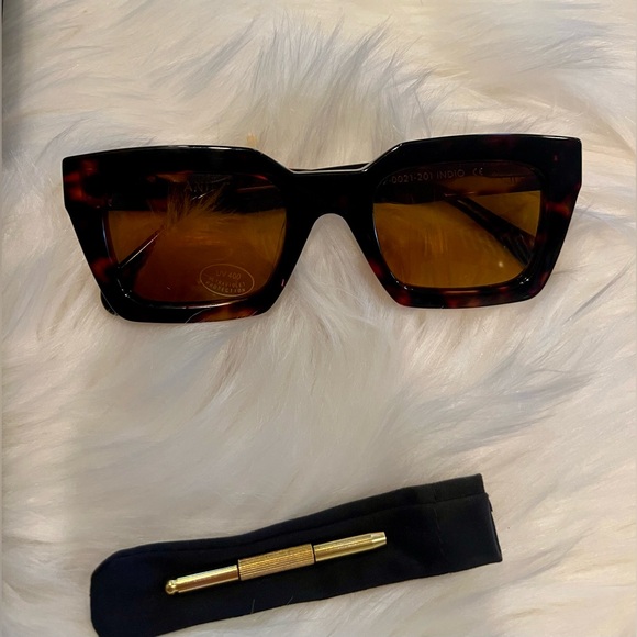 Annie Bing sunglasses. In the BOX brand new! Retail $199. Indio tortoise. Xmas! - Picture 5 of 9